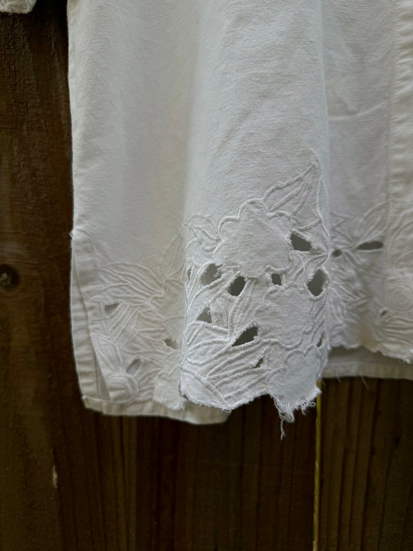 VINTAGE EMBROIDERED BUTTON-DOWN BLOUSE — WHITE