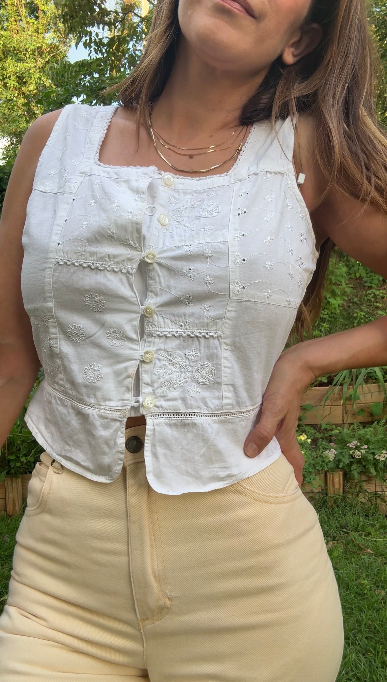VINTAGE PATCHWORK EMBROIDERED COTTON BUTTON-DOWN TANK — WHITE