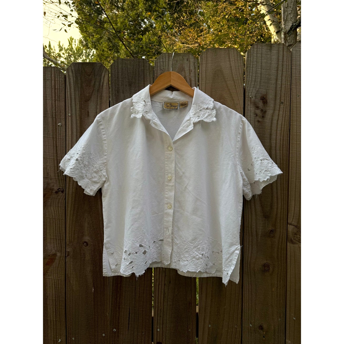 VINTAGE EMBROIDERED BUTTON-DOWN BLOUSE — WHITE