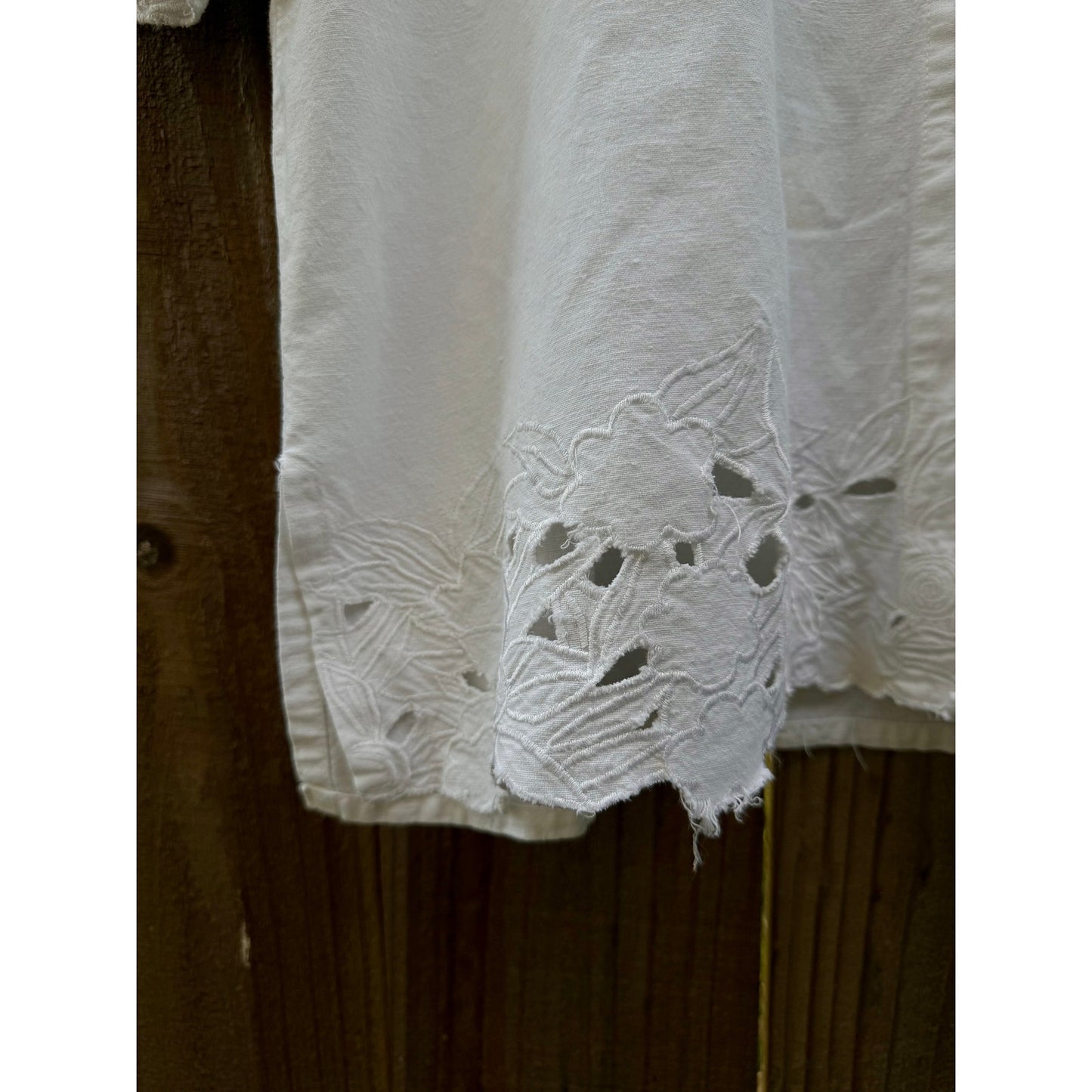 VINTAGE EMBROIDERED BUTTON-DOWN BLOUSE — WHITE