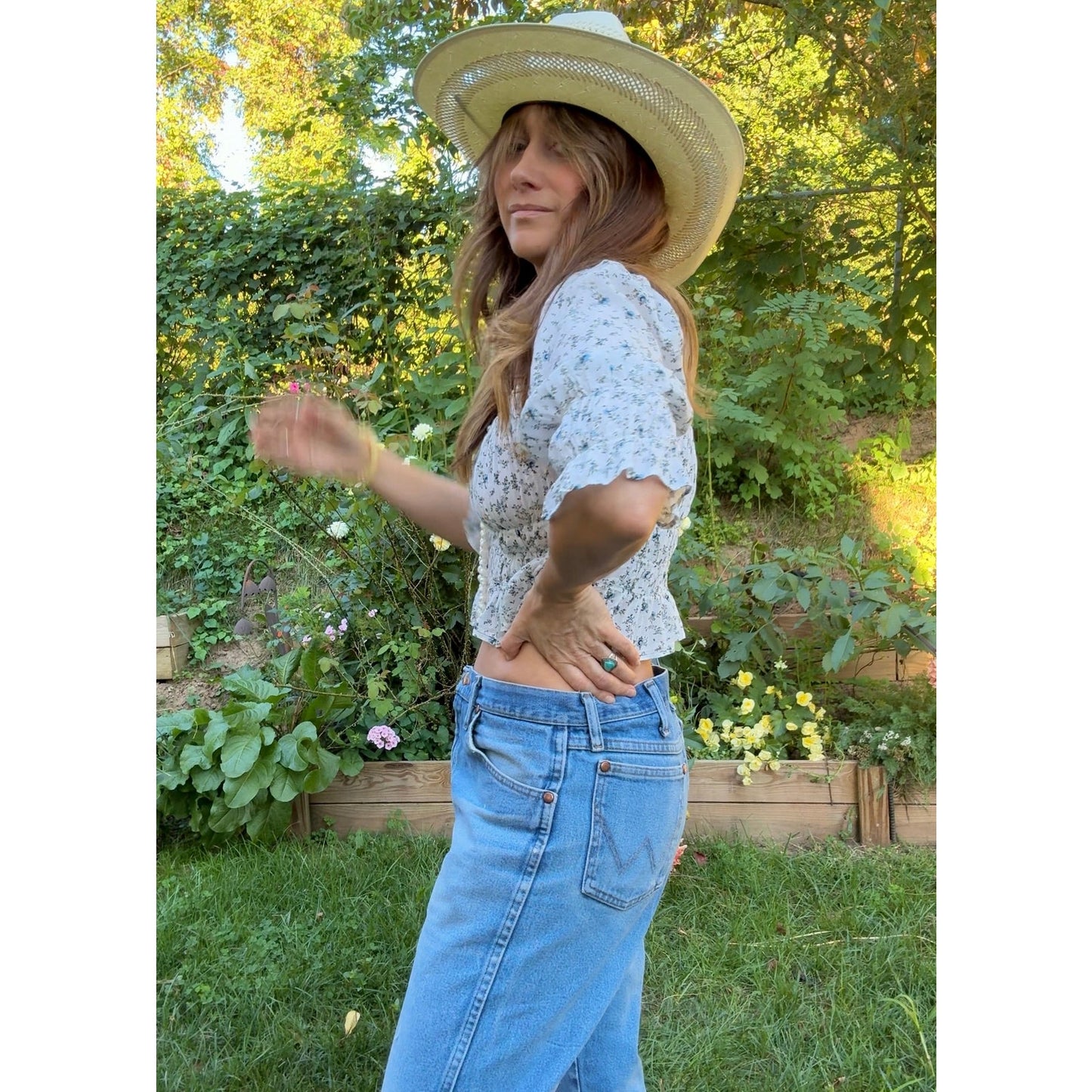 Vintage Wrangler Cowboy Cut Jeans – Distressed Mid Wash