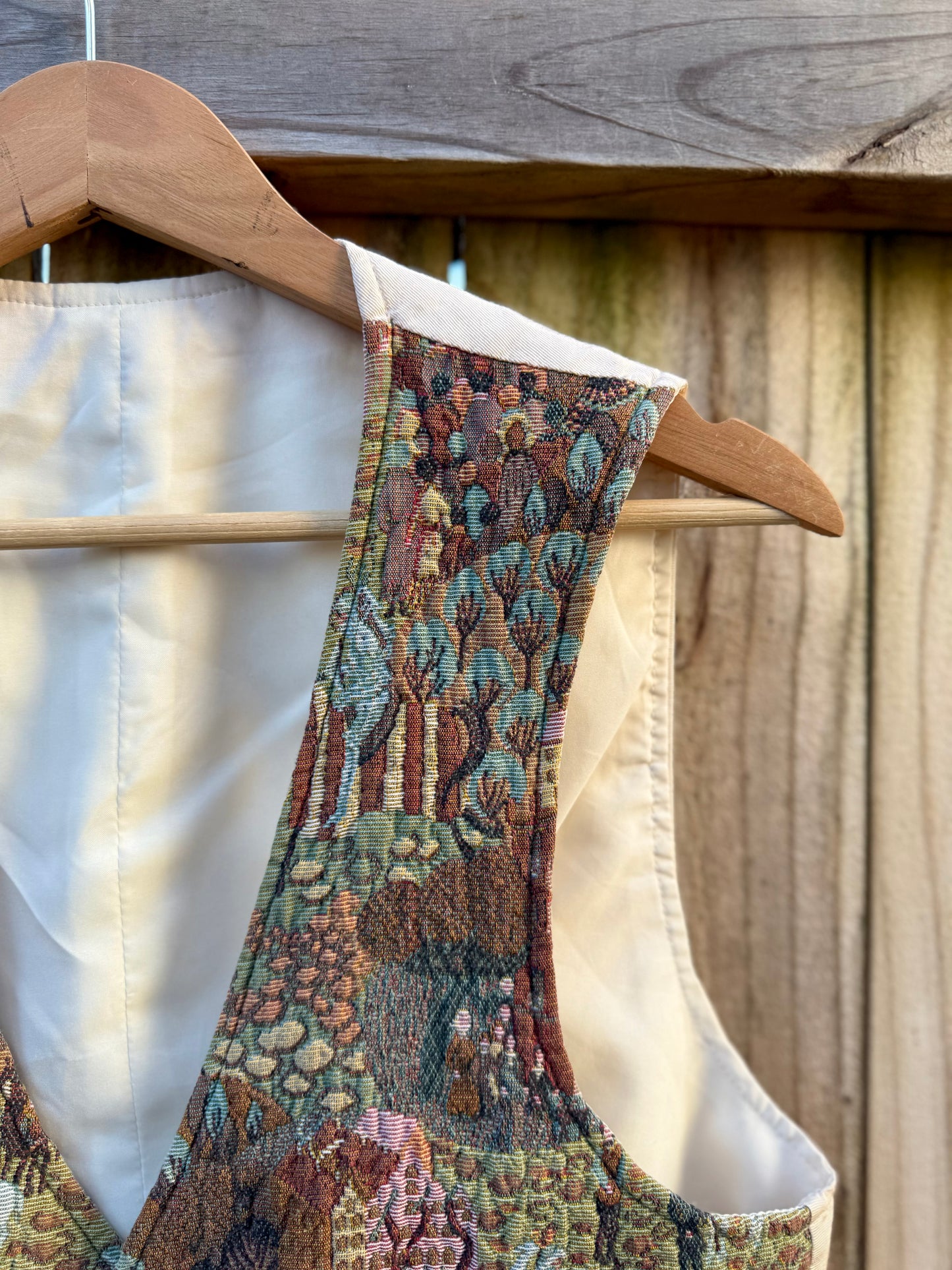 Vintage Tapestry Vest – Fitted 90s Cool Girl Layer