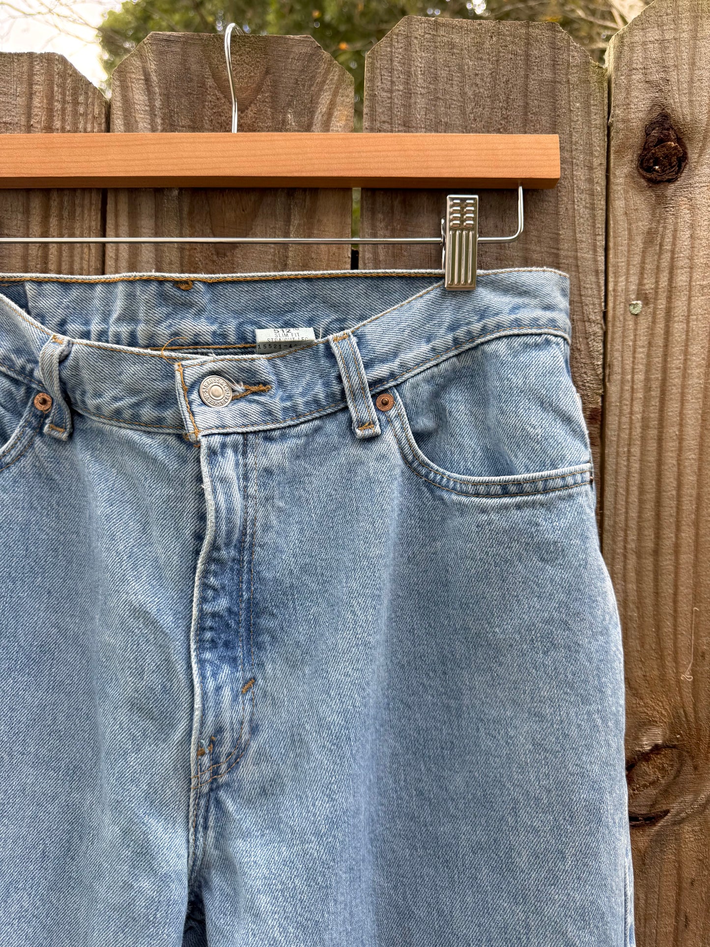 90s Vintage Levi’s Straight Leg Jeans – Light Wash (512)