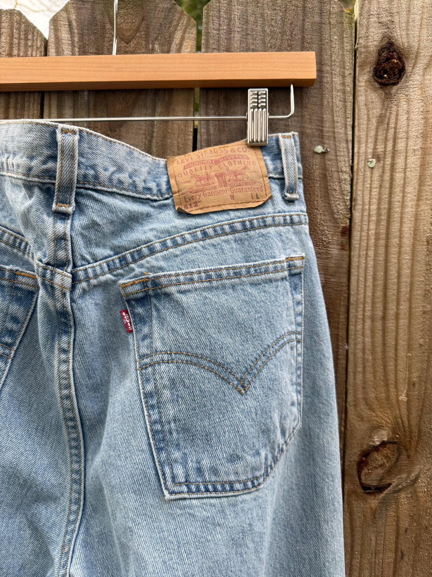 90s Vintage Levi’s Straight Leg Jeans – Light Wash (512)