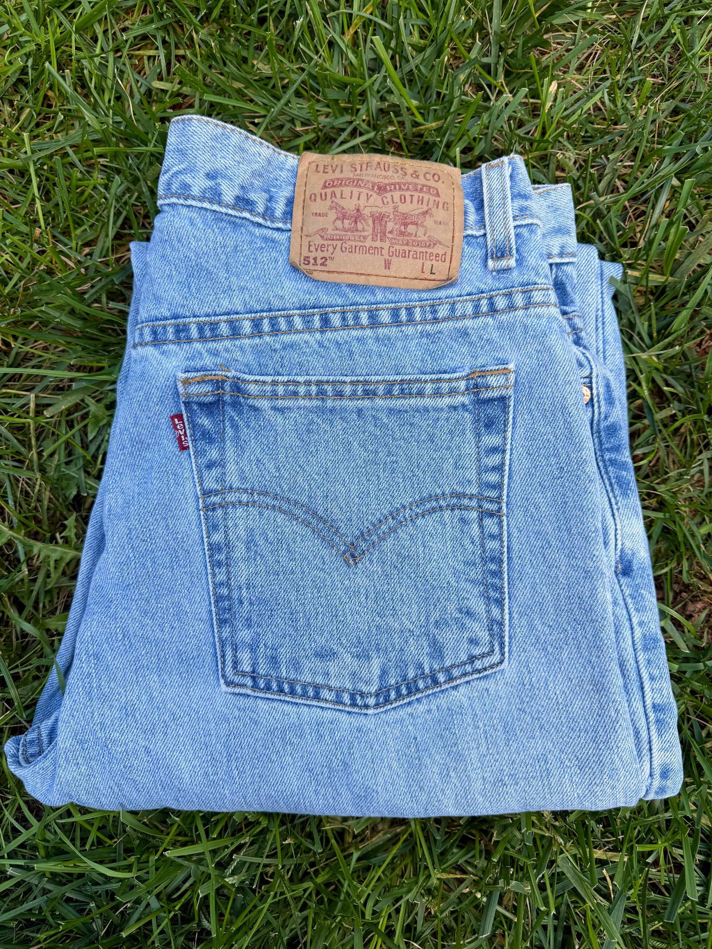 90s Vintage Levi’s Straight Leg Jeans – Light Wash (512)