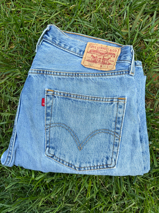 90s Levi’s 505 Jeans, Light Wash, Blank Red Tab (W36 L30)