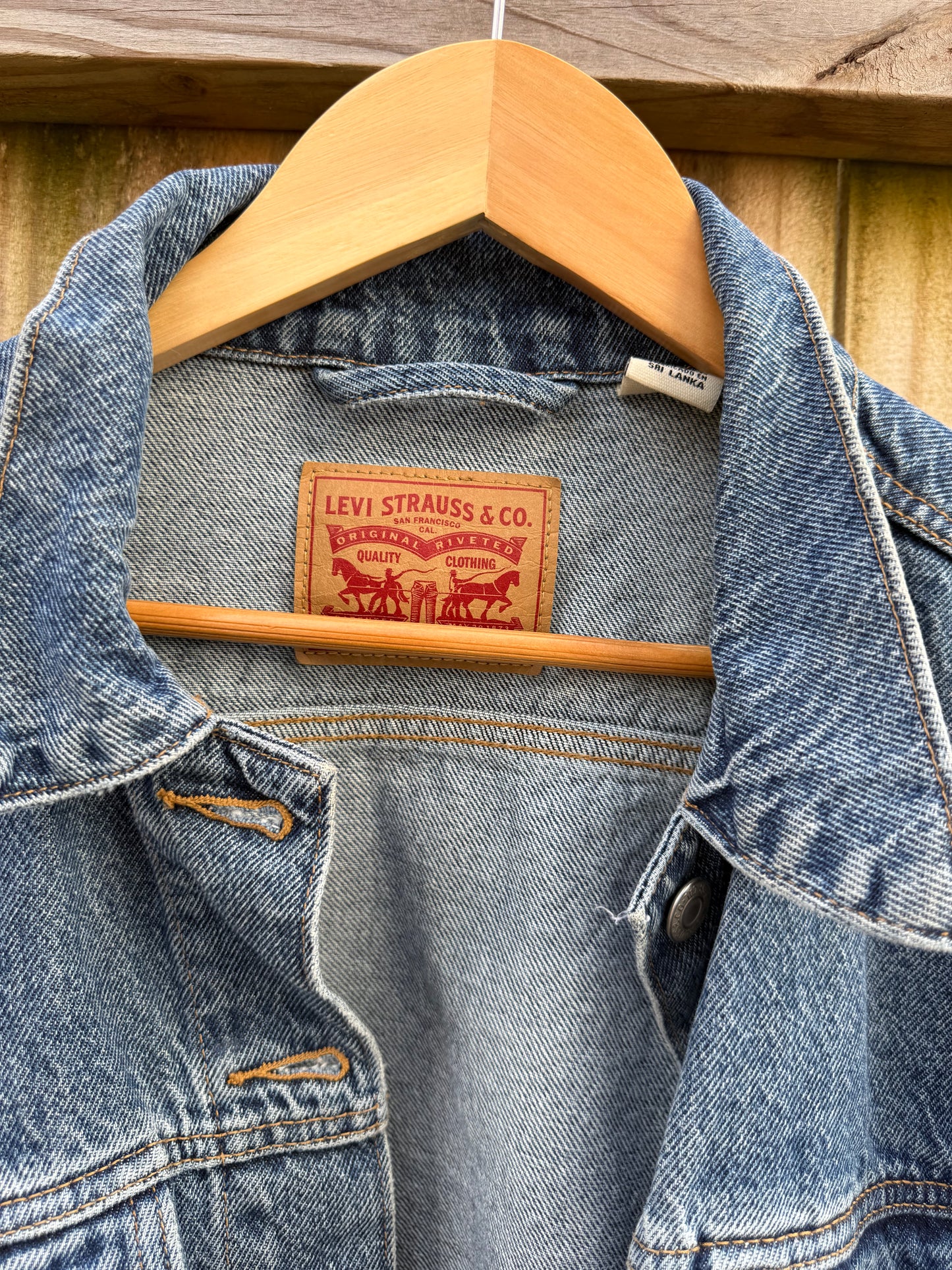 Levi’s Distressed Denim Trucker Jacket Medium Wash Size M