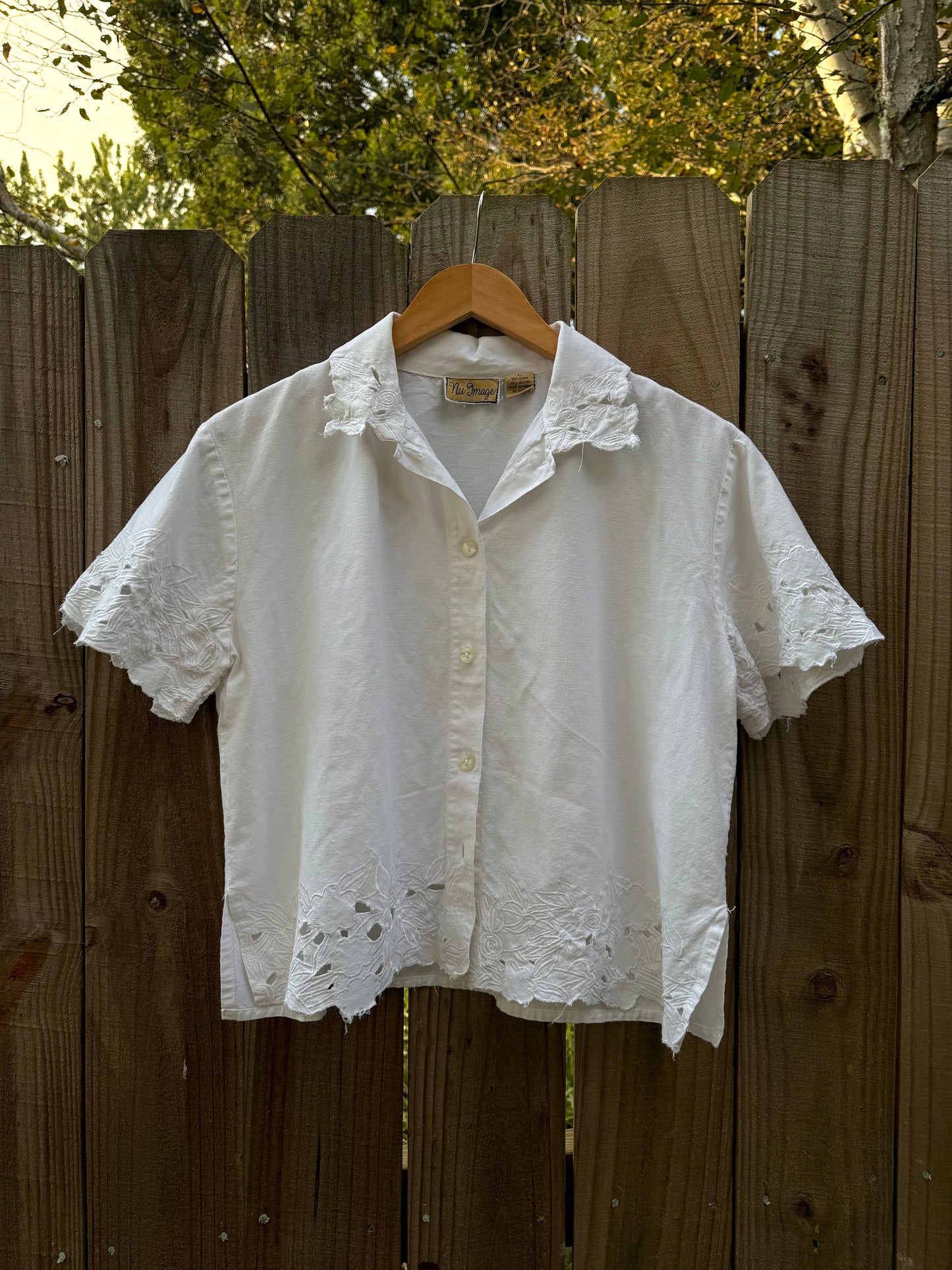 VINTAGE EMBROIDERED BUTTON-DOWN BLOUSE — WHITE