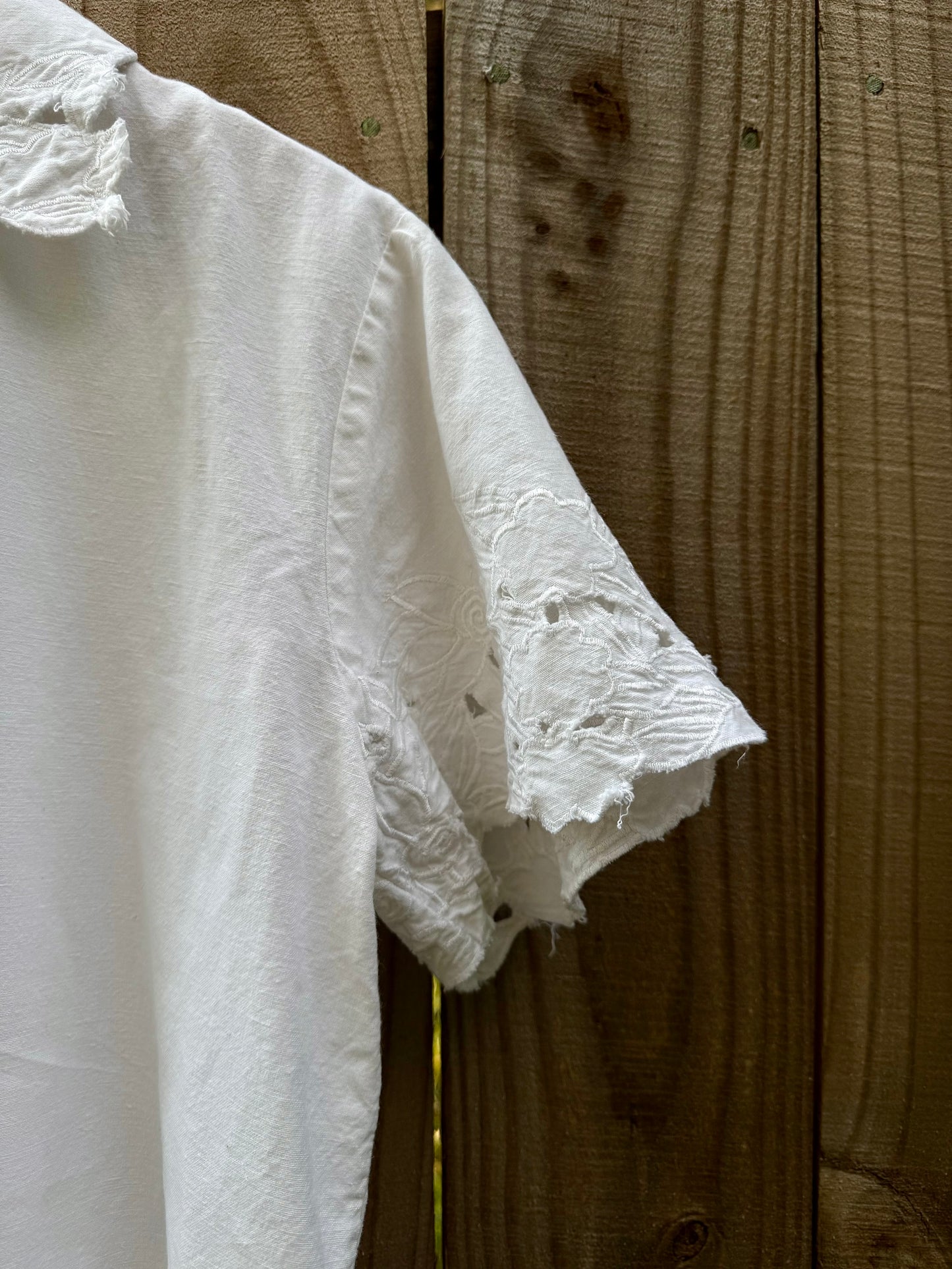 VINTAGE EMBROIDERED BUTTON-DOWN BLOUSE — WHITE