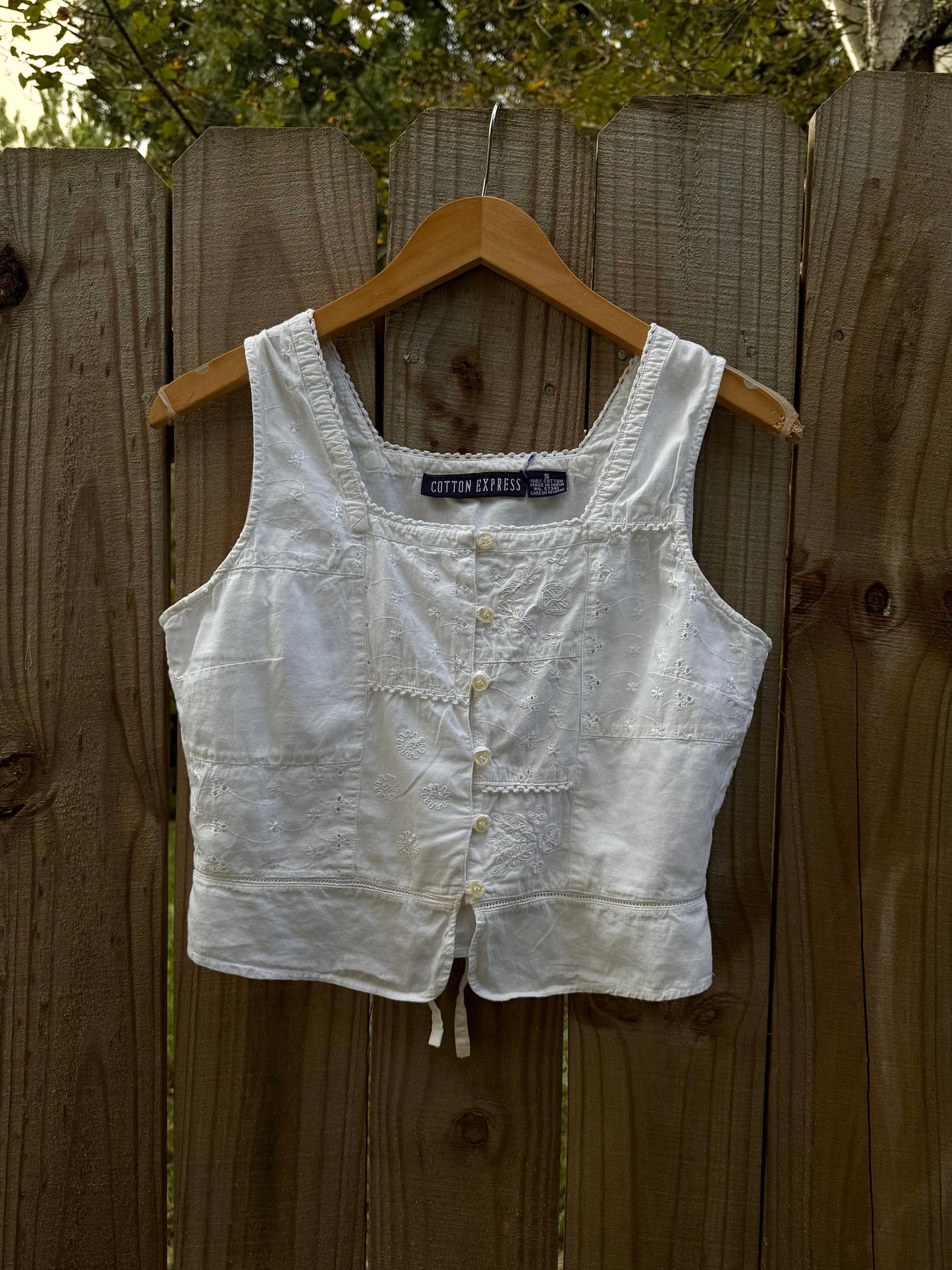 VINTAGE PATCHWORK EMBROIDERED COTTON BUTTON-DOWN TANK — WHITE