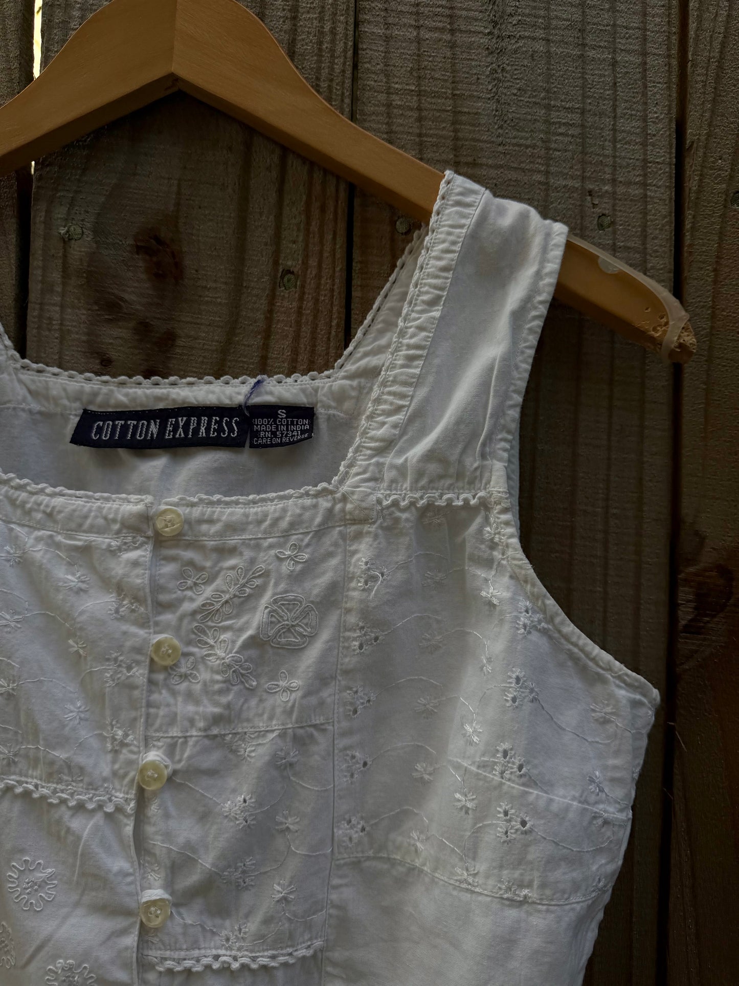 VINTAGE PATCHWORK EMBROIDERED COTTON BUTTON-DOWN TANK — WHITE
