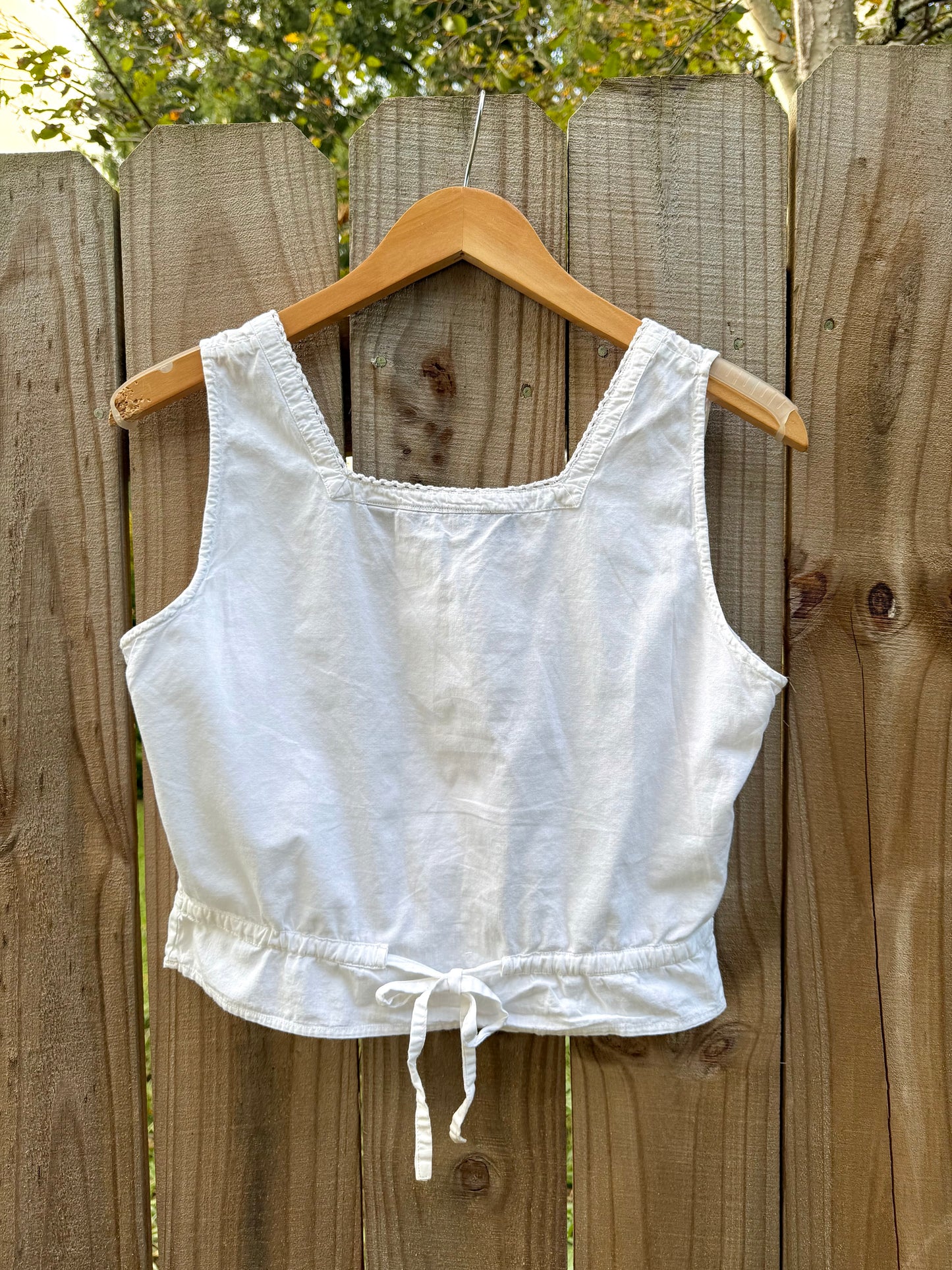 VINTAGE PATCHWORK EMBROIDERED COTTON BUTTON-DOWN TANK — WHITE